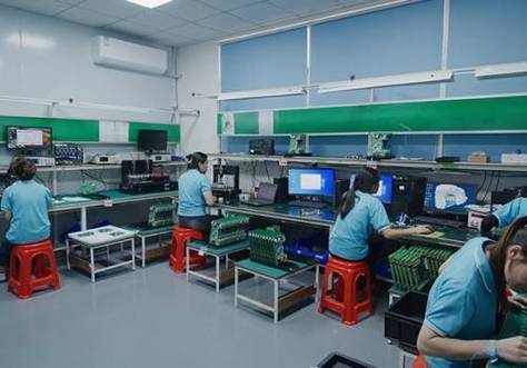 随着电子产品向轻薄短小、多功能化方向持续演进，2026年的SMT加工与电路板组装行业正面临前所未有的技术挑战。0201甚至01005封装元件、细间距BGA、芯片级封装的应用日益普及，对贴装精度、检测能力和工艺稳定性提出了严苛要求。如何在众多厂家中筛选出真正具备微型元件贴装实力的合作伙伴，成为硬件研发团队在2026年4月这一时间节点上的核心关注点。
